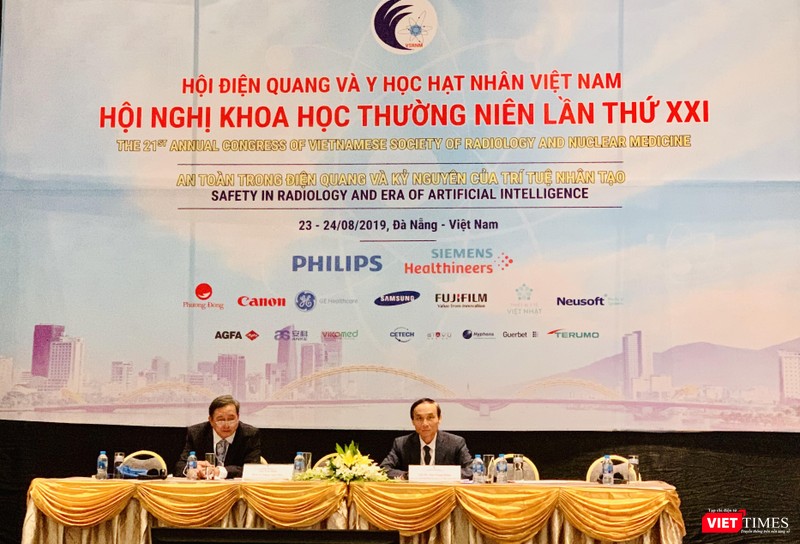 GS.TS. Mai Trong Khoa và PGS.TS. Phạm Ngọc Hoa - 2 Phó Chủ tịch Hội Điện quang và Y học hạt nhân Việt Nam - chủ trì hội nghị Các chuyên gia đầu ngành điện quang và y học hạt nhân của Việt Nam chủ trì hội thảo