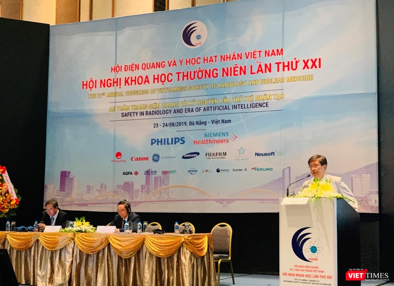 Chuyên gia quốc tế trao đổi kinh nghiệm với các chuyên gia, bác sĩ Việt Nam Các chuyên gia quốc tế trao đổi kinh nghiệm với các chuyên gia, bác sĩ Việt Nam