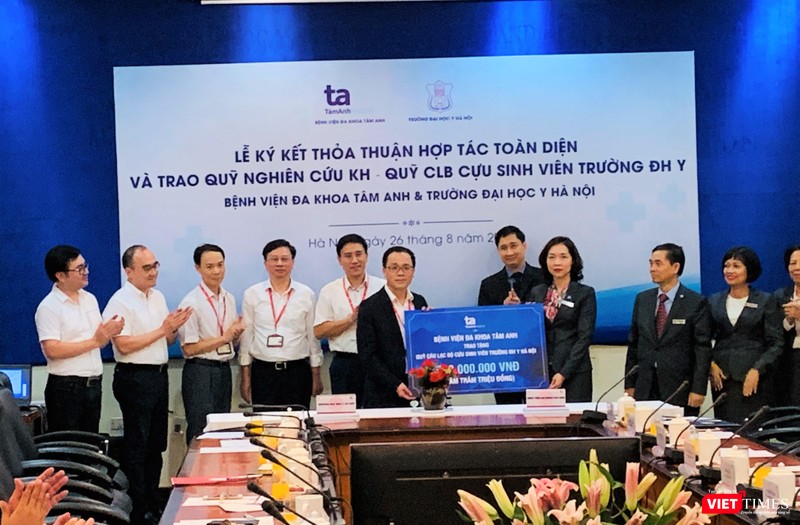 Tiếp nhận 500 triệu đồng cho CLB cựu sinh viên Trường Đại học Y Hà Nội