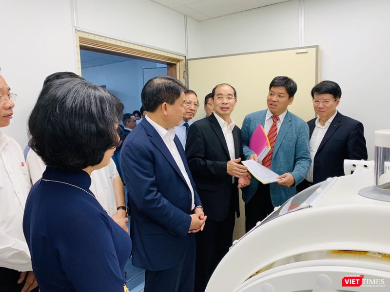 Chủ tịch UBND TP Hà Nội Nguyễn Đức Chung cùng đại diện Bộ Y tế tham quan hệ thống máy siêu nhiệt điều trị ung thư
