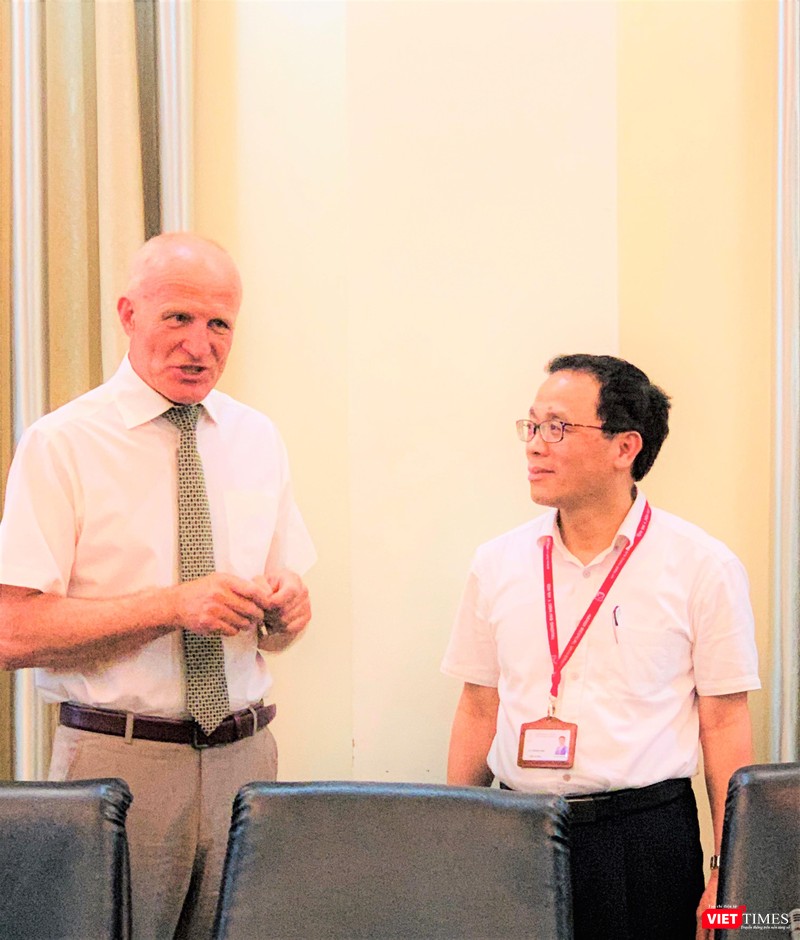 Viện sĩ Sidelnikov Nikolai Ivanovich và GS.TS. Tạ Thành Văn trao đổi về sự hợp tác cùng phát triển