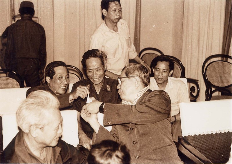 Tổng Bí thư Nguyễn Văn Linh chúc mừng đạo diễn Phạm Quốc Vinh sau khi hoàn thành  bộ phim “Những giây phút cuối đời Bác Hồ”.