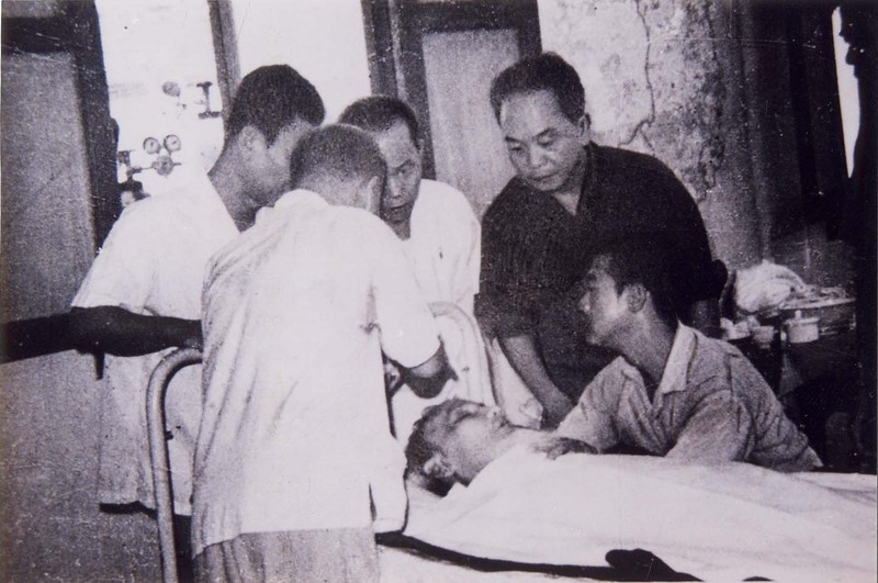 Đại tướng Võ Nguyên Giáp và các đồng chí lãnh đạo Đẩng, Nhà nước bên giường bệnh Hồ Chủ tịch