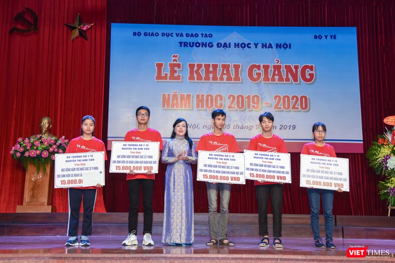 Bộ trưởng Bộ Y tế tặng học bổng cho 5 tân sinh viên nghèo học giỏi