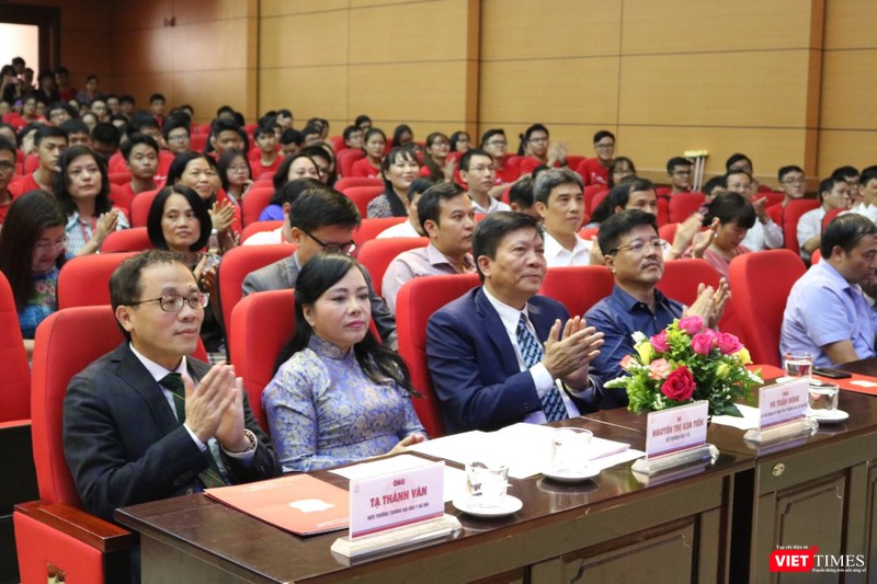 Các đại biểu dự lễ khai giảng 