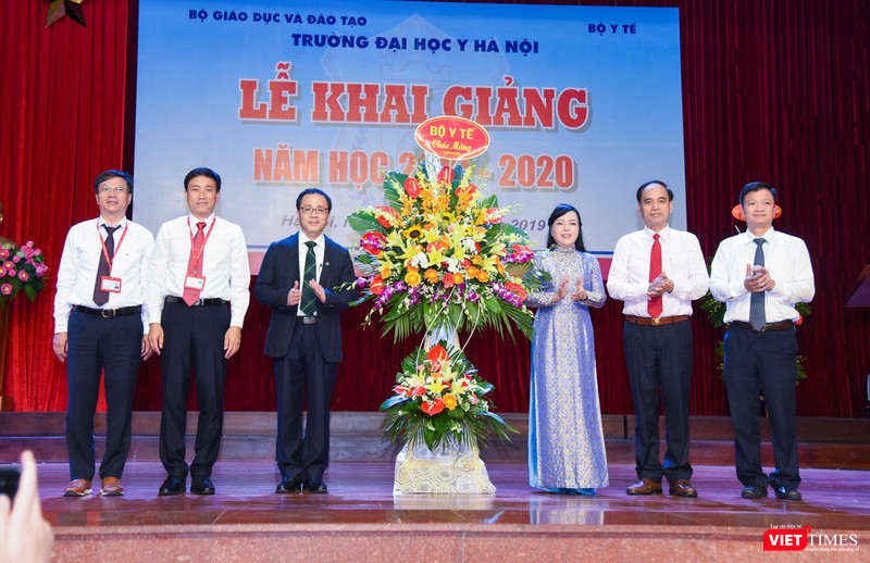 Trường Đại học Y Hà Nội: Khám bệnh và phát thuốc miễn phí cho hơn 100 người cao tuổi ảnh 12 Bộ trưởng Bộ Y tế tặng học bổng cho 5 tân sinh viên nghèo học giỏi