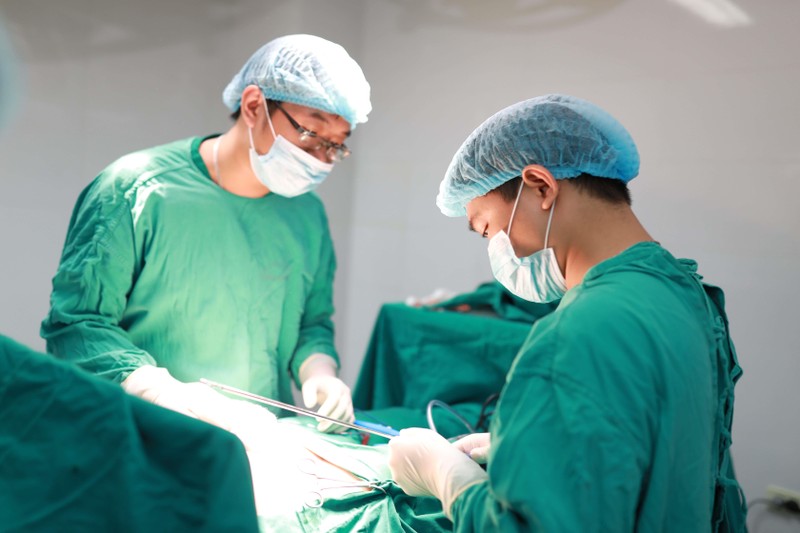 Bác sĩ Bệnh viện Da liễu Trung ương xử lý cho một bệnh nhân bị biến chứng 



Bác sĩ Bệnh viện Da liễu Trung ương