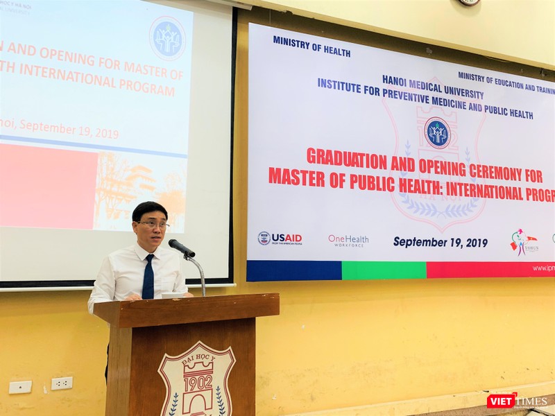 PGS.TS. Đoàn Quốc Hưng – Phó Hiệu trưởng Trường ĐHYHN chúc mừng các tân thạc sĩ quốc tế của ĐHYHN