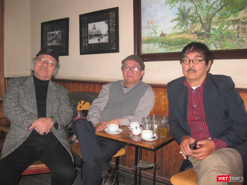 NSND Thế Anh (ngoài cùng bên phải) cùng NSND Đoàn Dũng và NSND Doãn Châu