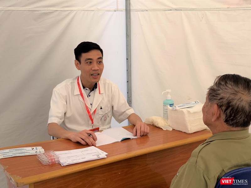 Chuyên gia nam học Nguyễn Hoài Bắc khám và tư vấn cho bệnh nhân cao tuổi Chuyên gia nam học Nguyễn Hoài Bắc khám và tư vấn cho bệnh nhân cao tuổi