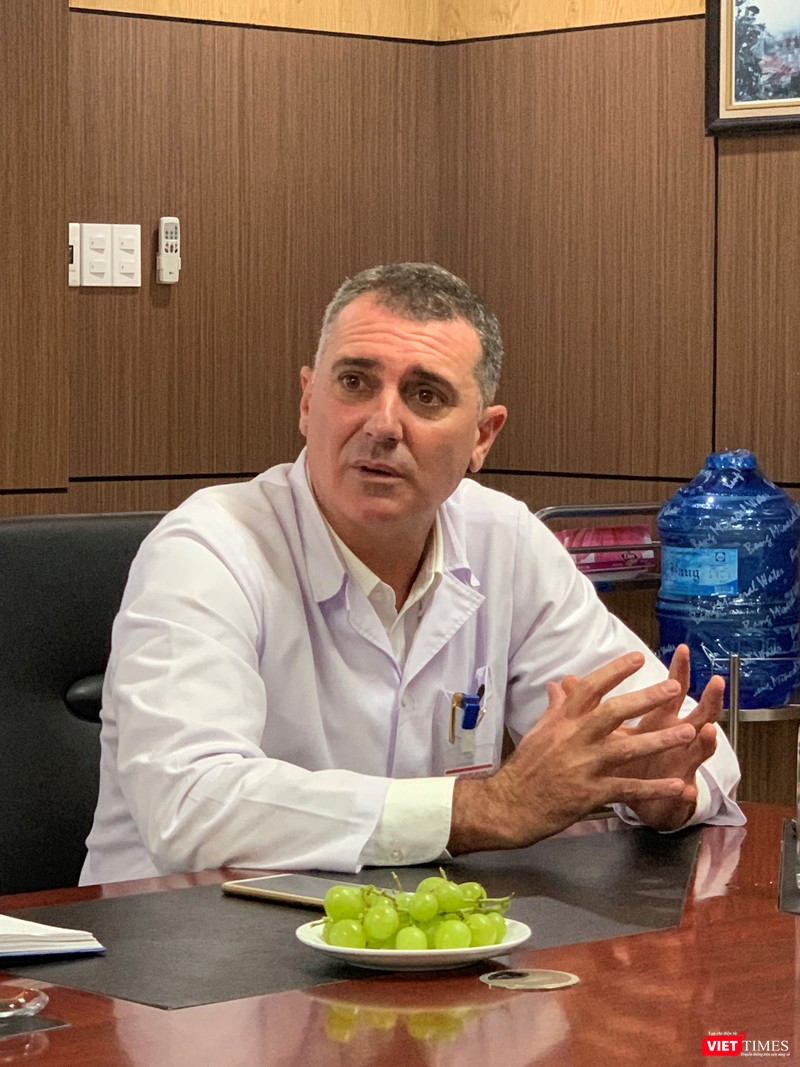 GS. Piter Martinez Beniter - Trưởng nhóm chuyên gia công tác tại BV - trao đổi với báo chí GS. Piter Martinez Beniter - Trưởng nhóm chuyên gia công tác tại BV - trao đổi với báo chí