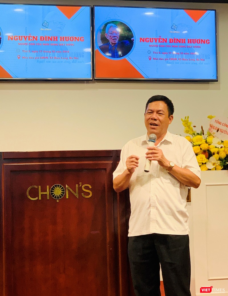 Nhà báo Lê Thọ Bình - Phó Tổng Biên tập phụ trách Tạp chí điện tử VietTimes -là chủ biên cuốn sách