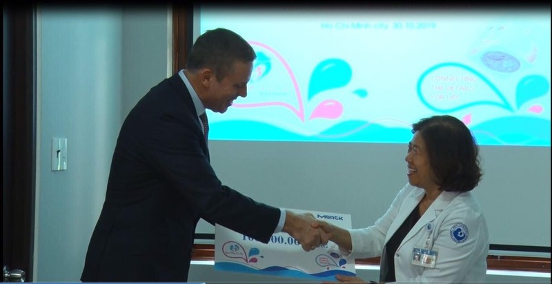 BS.CKII. Nguyễn Bá Mỹ Nhi - Phó Giám đốc BV Từ Dũ tiếp nhận món quà 100 triệu đồng để duy trì 
