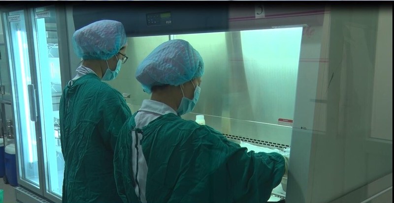 Nguồn sữa mẹ hiến tặng được giám sát chặt chẽ thông qua các xét nghiệm sàng lọc, phỏng vấn, kiểm tra hồ sơ bệnh á