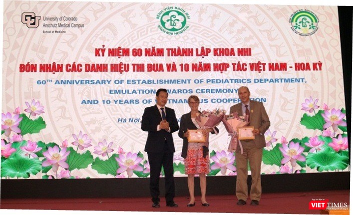 Tặng thưởng cho các chuyên gia Mỹ có nhiều thành tích trong hợp tác với Khoa Nhi Tặng thưởng cho các chuyên gia Mỹ có nhiều thành tích trong hợp tác với Khoa Nhi