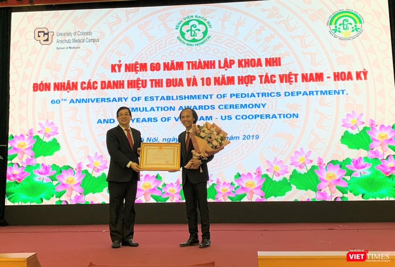 PGS.TS Lương Ngọc Khuê trao Huân chương Lao động hạng Nhì cho PGS.TS. Nguyễn Tiến Dũng – nguyên Trưởng Khoa Nhi PGS.TS Lương Ngọc Khuê trao Huân chương Lao động hạng Nhì cho PGS.TS. Nguyễn Tiến Dũng – nguyên Trưởng Khoa Nhi