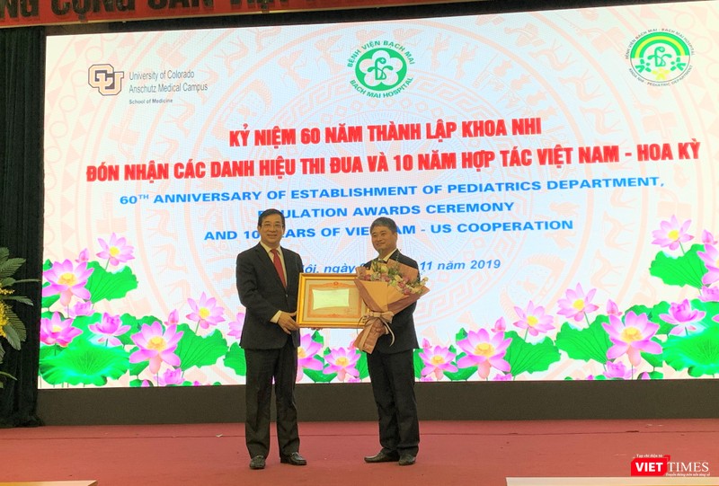 PGS.TS Lương Ngọc Khuê trao Bằng khen của Thủ tướng Chính phủ cho TS. Nguyễn Thành Nam - Trưởng Khoa Nhi PGS.TS Lương Ngọc Khuê trao Bằng khen của Thủ tướng Chính phủ cho TS. Nguyễn Thành Nam - Trưởng Khoa Nhi