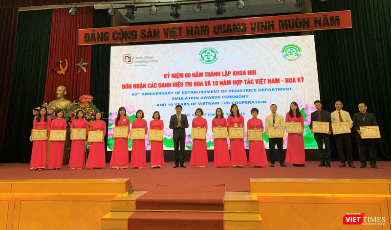 PGS.TS. Nguyễn Tuấn Hưng - Phó Vụ trưởng Vụ TCCB (Bộ Y tế) trao phần thưởng của Bộ Y tế cho các cá nhân xuất sắc PGS.TS. Nguyễn Tuấn Hưng - Phó Vụ trưởng Vụ TCCB (Bộ Y tế) trao phần thưởng của Bộ Y tế cho các cá nhân xuất sắc