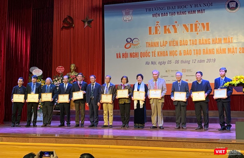 GS. TS Tạ Thành Văn - Hiệu trưởng Trường Đại học Y Hà Nội - trao Giấy khen cho các cá nhân có đóng góp tiêu biểu trong quá trình xây dựng và phát triển Viện Đào tạo RHM.  