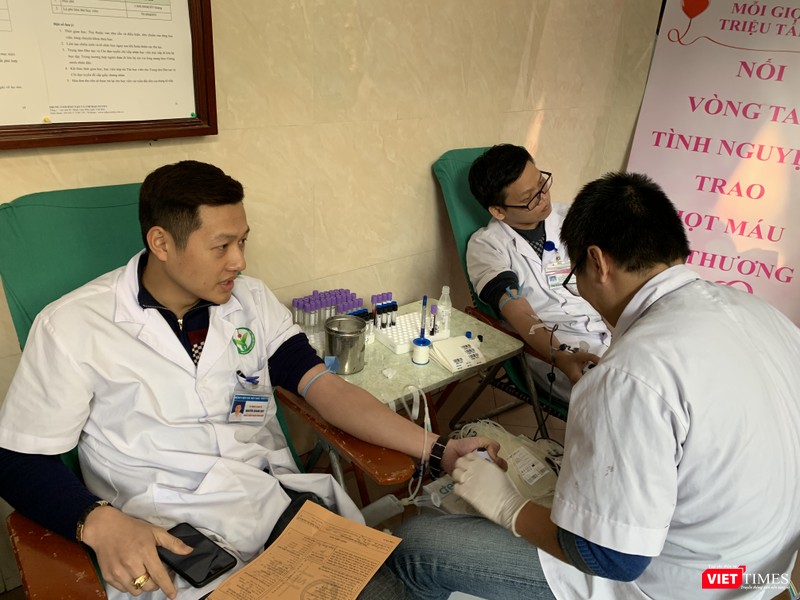 PGS.TS. Đoàn Quốc Hưng - Phó Hiệu trường Trường Đại học Y Hà Nội và các thầy thuốc của Bệnh viện Hữu nghị Việt Đức tham gia hiến máu phục 
