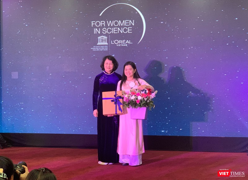 Phó Chủ tịch nước Đặng Thị Ngọc Thịnh vinh danh PGS.TS. Nguyễn Thị Hiệp đã được giải Nhà khoa học nữ trẻ tài năng thế giới Phó Chủ tịch nước Đặng Thị Ngọc Thịnh vinh danh nhà khoa học nữ Nguyễn Thị Hiệp đã được trao giải Nhà khoa học nữ trẻ tài năng thế giới.