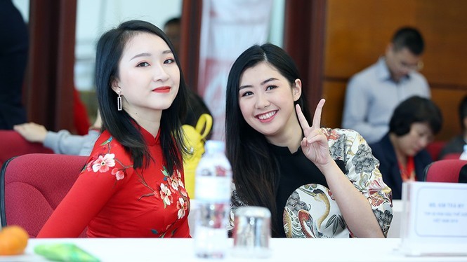 Nhiều người đẹp cùng tham dự buổi họp báo để ủng hộ cho sự kiện hiến máu nhân đạo Nhiều người đẹp cùng tham dự buổi họp báo để ủng hộ cho sự kiện hiến máu nhân đạo