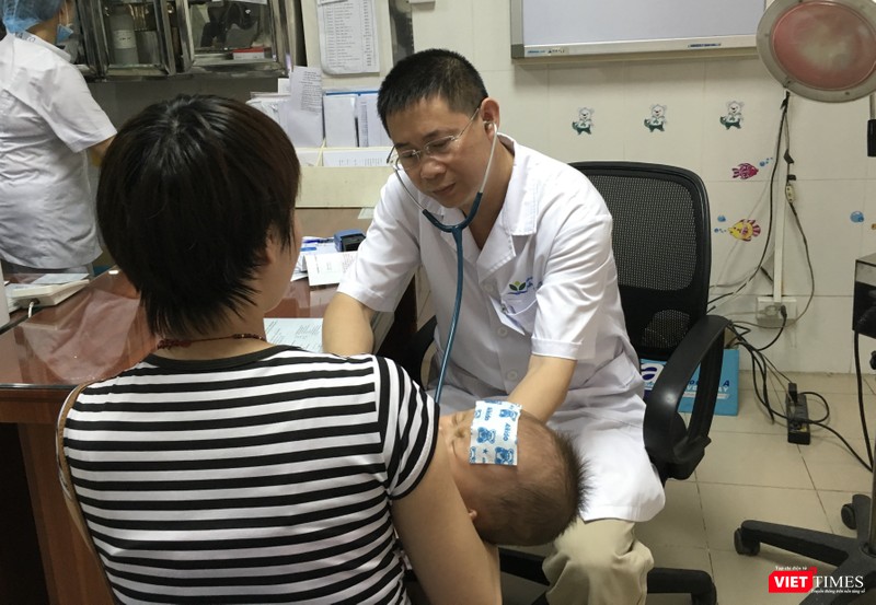 Khám bệnh cho trẻ tại Bệnh viện Nhi Trung ương (ảnh: Thanh Hằng)
