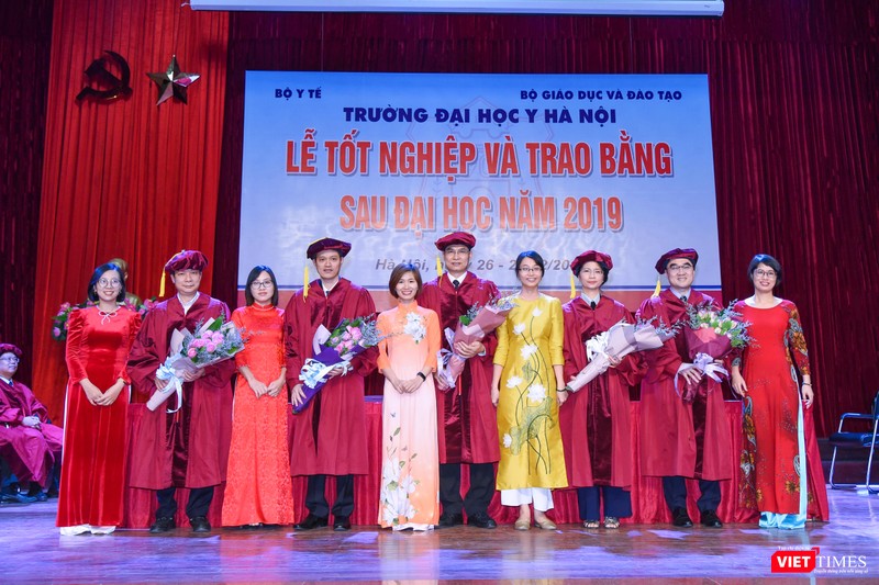 Các học viên tri ân các thầy cô 