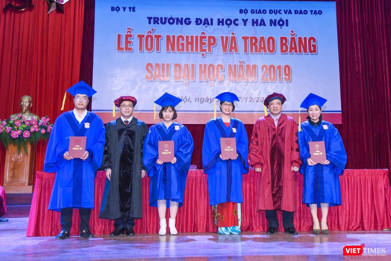 Các tân thạc sĩ được nhận Bằng theo nhóm 4 người một lần