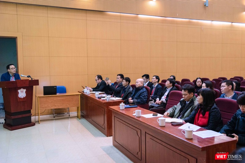 GS.TS. Tạ Thành Văn phân công cụ thể công việc cho từng thành viên Ban Chỉ đạo 