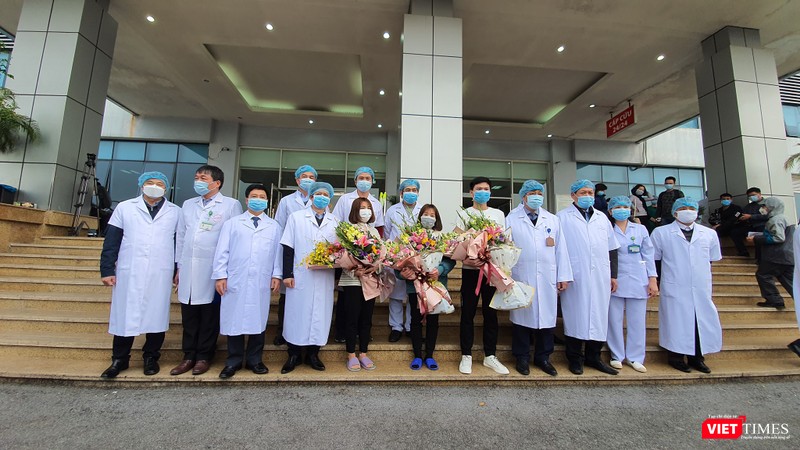 Các bác sĩ Bệnh viện Bệnh nhiệt đới Trung ương chúc mừng 3 bệnh nhân được ra viện (ảnh: Minh Thúy) Các bác sĩ Bệnh viện Bệnh nhiệt đới Trung ương chúc mừng 3 bệnh nhân được ra viện (ảnh: Minh Thúy)