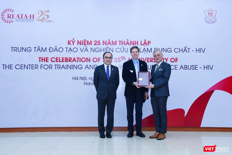 Đại diện các nhà khoa học quốc tế tặng quà lưu niệm cho Trung tâm Đại diện các nhà khoa học quốc tế tặng quà lưu niệm cho Trung tâm