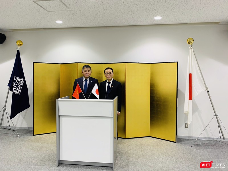 GS. Yamazaki và GS. Tạ Thành Văn. GS. Yamazaki và GS. Tạ Thành Văn.