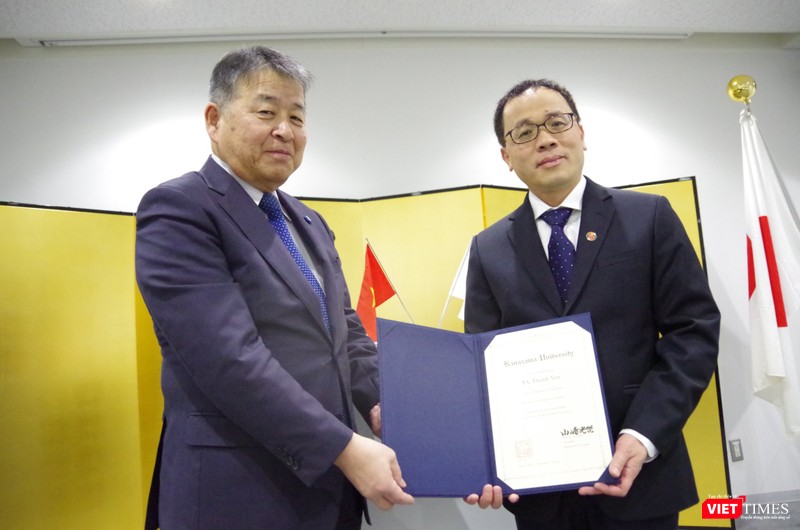 GS. Tạ Thành Văn - Hiệu trưởng Trường Đại học Y Hà Nội - nhận bằng Giáo sư danh dự của Nhật vì những đóng góp cho khoa học và giáo dục