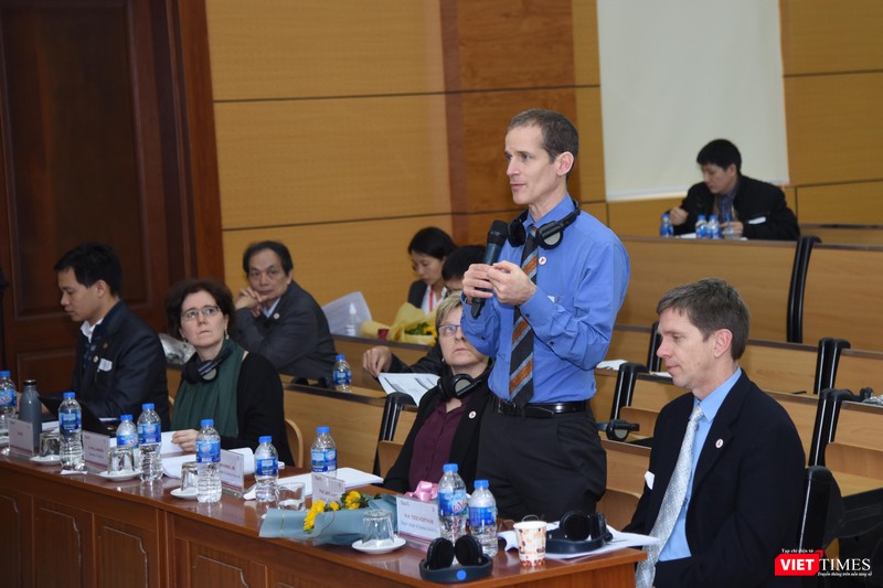 Các nhà khoa học trong nước và quốc tế cùng nhau trao đổi về các kết quả nghiên cứu Các nhà khoa học cùng nhau trao đổi về các kết quả nghiên cứu