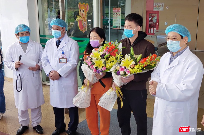 Hai bệnh nhân ở tại Tam Dương và Bình Xuyên (Vĩnh Phúc) bày tỏ sự biết ơn với các bác sĩ, các cán bộ y tế Bệnh viện Bệnh Nhiệt đới Trung ương trước khi rời bệnh viện. Ảnh: Minh Thúy. Hai bệnh nhân ở tại Tam Dương và Bình Xuyên (Vĩnh Phúc) bày tỏ sự biết ơn với các bác sĩ, các cán bộ y tế Bệnh viện Bệnh Nhiệt đới Trung ương trước khi rời bệnh viện. Ảnh: Minh Thúy.