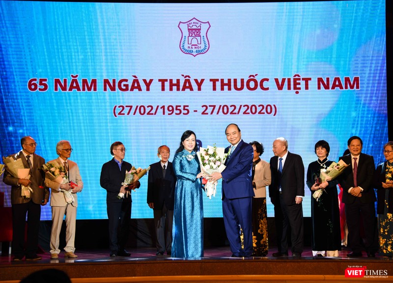2 nữ nguyên Bộ trưởng Bộ Y tế, PGS.TS. Nguyễn Thị Trung Chiến và PGS.TS. Nguyễn Thị Kim Tiến, được vinh danh