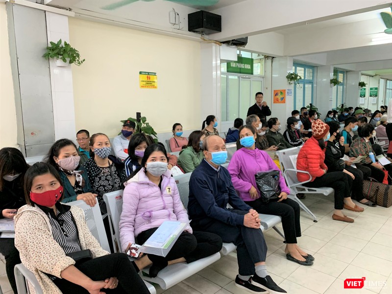 Từ sáng sớm, rất đông người dân đã đến để được các chuyên gia khám và tư vấn miễn phí, nhằm phát hiện các bệnh về thận