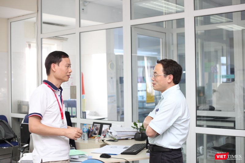 GS. TS. Tạ Thành Văn và PGS.TS. Trần Huy Thịnh tại Trung tâm kiểm chuẩn chất lượng xét nghiệm y học của Trường Đại học Y Hà Nội 