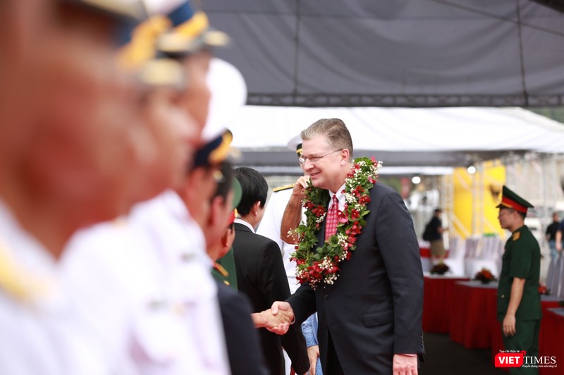 Đại sứ Mỹ Daniel Kritenbrink (trái) tại lễ đón ở cảng Tiên Sa.