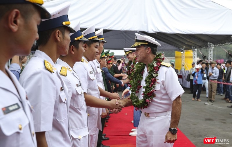 Đô đốc John Aquilino - Tư lệnh Hạm đội Thái Bình Dương - tại lễ đón đội tàu ngay tại cảng Tiên Sa.