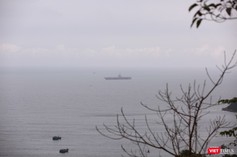 Đội tàu Mỹ đang từ từ tiến vào vịnh Đà Nẵng