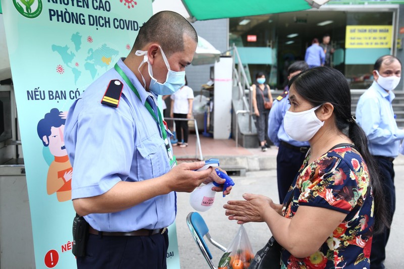 Tất cả mọi người vào BV Việt Đức đều phải rửa tay sát khuẩn và đo thân nhiệt