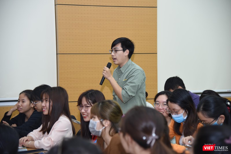 Các sinh viên Đội phản ứng nhanh đặt ra nhiều câu hỏi cho các chuyên gia giải đáp Các thành viên Đội phản ứng nhanh đặt ra nhiều câu hỏi cho các chuyên gia giải đáp