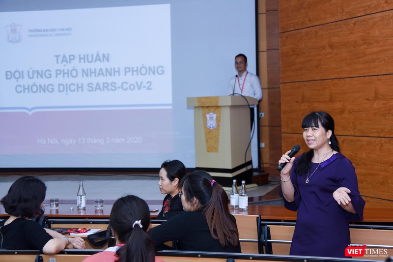 GS.TS. Lê Thị Hương - Viện trưởng Viện Đào tạo Y học Dự phòng và Y tế công cộng - giải đáp các thắc mắc của sinh viên GS.TS. Lê Thị Hương - Viện trưởng Viện Đào tạo Y học Dự phòng và Y tế công cộng - giải đáp các thắc mắc của sinh viên