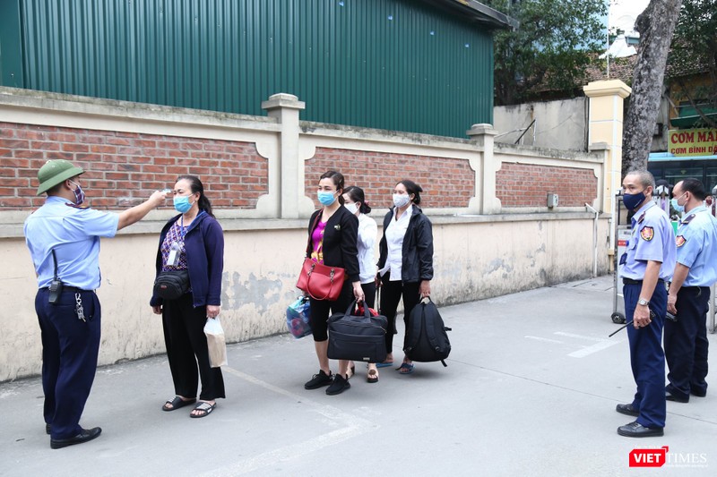 Các bệnh viện tổ chức đo thân nhiệt để phát hiện người có dấu hiệu bị bệnh viêm đường hô hấp cấp (ảnh: Nguyễn Hương) Các bệnh viện tổ chức đo thân nhiệt để phát hiện người có dấu hiệu bị bệnh viêm đường hô hấp cấp (ảnh: Nguyễn Hương)