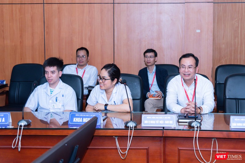 GS. Tạ Thành Văn gặp gỡ các cán bộ tham gia công tác lấy mẫu và xét nghiệm COVID-19 để động viên và trao đổi, rút kinh nghiệm GS. Tạ Thành Văn đã có buổi gặp gỡ các cán bộ tham gia công tác lấy mẫu và xét nghiệm COVID-19 để động viên và trao đổi rút kinh nghiệm