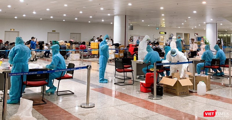 Các các bộ của Trường Đại học Y Hà Nội lấy mẫu và xét nghiệm COVID-19 với các hành khách đến từ châu Âu, Anh, Mỹ. 