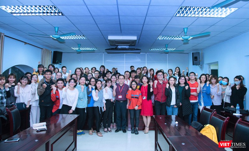 GS. Tạ Thành Văn cùng các sinh viên trước lúc các em lên đường nhận nhiệm vụ cùng CDC Hà Nội chống dịch COVID-19