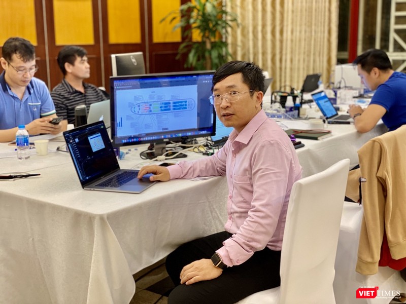 TS. Phạm Quang Thái cùng nhóm tìm kiếm những hành khách còn thiếu trên chuyến bay không may có người nhiễm bệnh TS. Phạm Quang Thái tìm kiếm những hành khách còn thiếu trên chuyến bay không may có người nhiễm bệnh